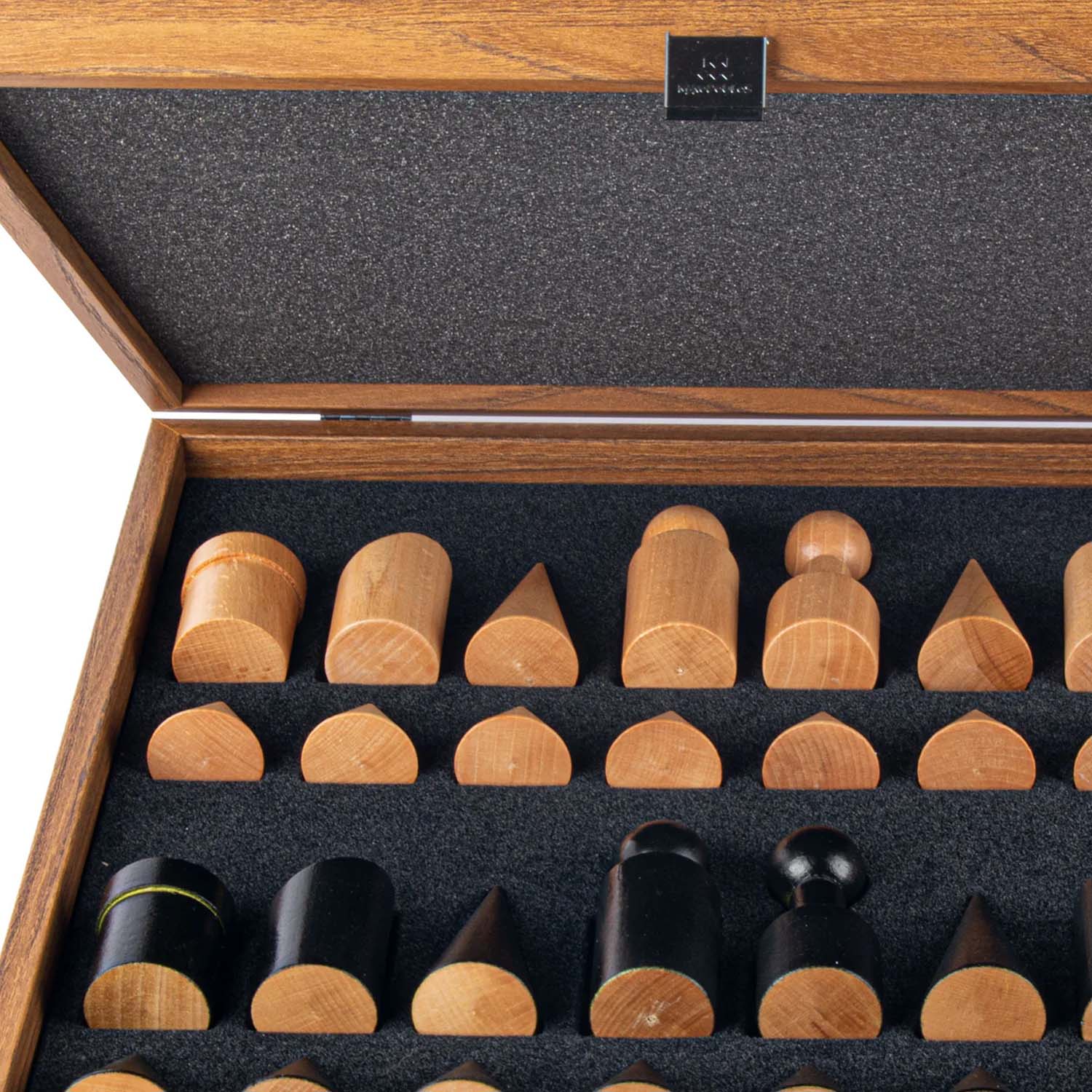 Bauhaus Style Black & White Chess Set - Image 4